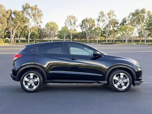 Used 2017 Honda HR-V EX image 3