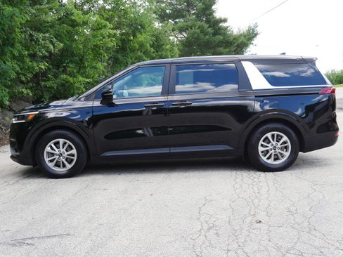 Used 2024 Kia Carnival LX FWD image 3