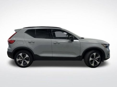 Used 2024 Volvo XC40 B5 Plus image 2