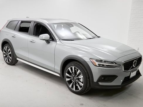 New 2026 Volvo V60 B5 Cross Country Ultra w/ Climate Package image 4
