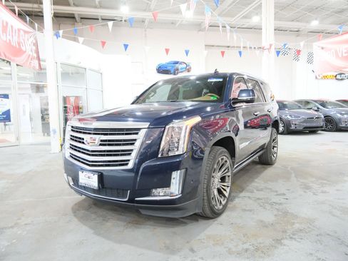 Used 2017 Cadillac Escalade Platinum image 4