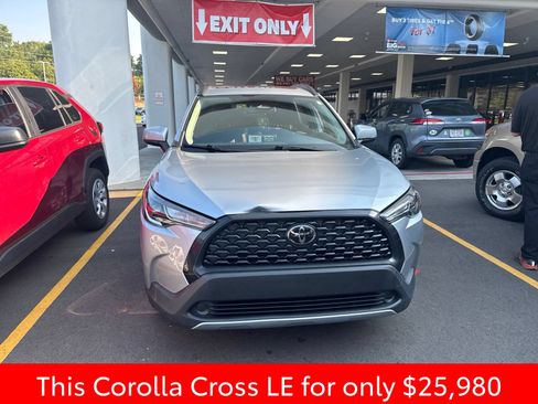Used 2023 Toyota Corolla Cross LE w/ Moonroof Package FWD image 3