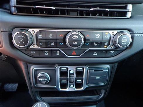 New 2025 Jeep Gladiator Sport image 17