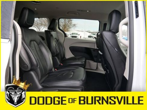Used 2022 Chrysler Pacifica Touring-L w/ Uconnect Theater Family Group image 16