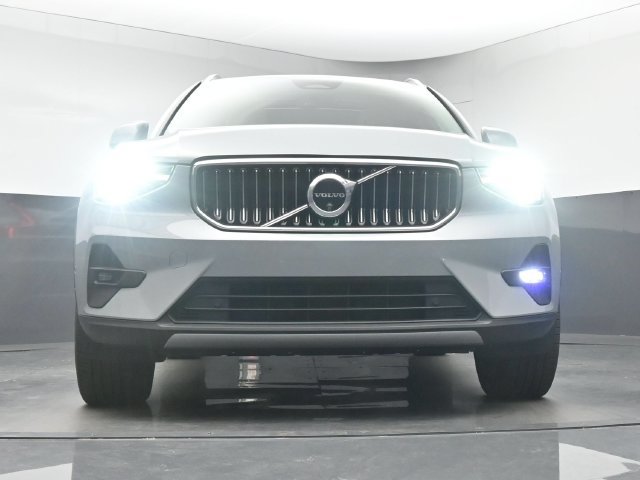 Used 2024 Volvo XC40 B5 Plus AWD/4WD image 11