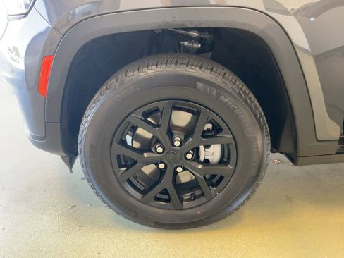 Used 2024 Jeep Grand Cherokee L Laredo image 24
