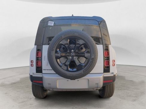 Used 2025 Land Rover Defender 90 S image 4