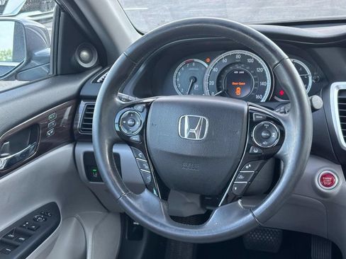 Used 2017 Honda Accord Touring image 12