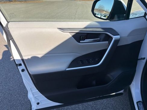 Used 2022 Toyota RAV4 XLE image 14