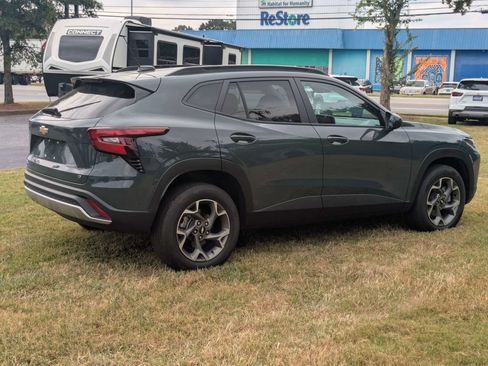 Used 2025 Chevrolet Trax LT FWD image 4