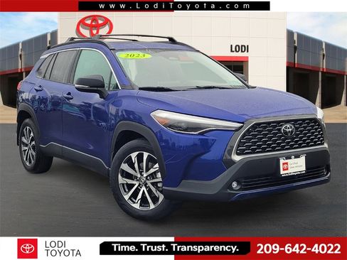 Certified 2025 Toyota Corolla Cross XLE image 1