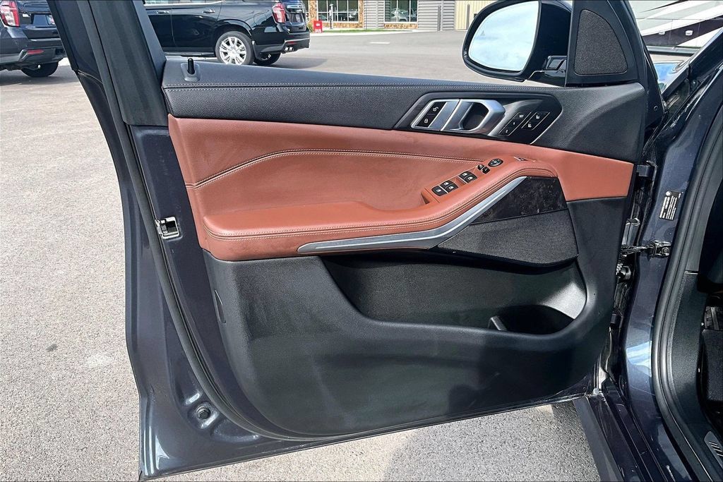 Used 2022 BMW X5 xDrive40i w/ M Sport Package AWD/4WD image 23