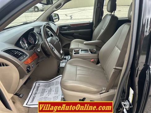 Used 2014 Chrysler Town & Country Touring FWD image 13