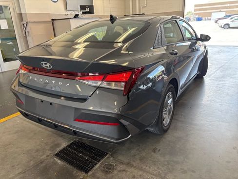 Used 2024 Hyundai Elantra SE FWD image 2