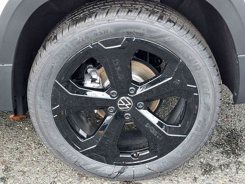New 2026 Volkswagen Taos SEL image 5