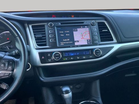 Used 2018 Toyota Highlander SE FWD image 7