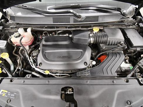 Used 2024 Chrysler Pacifica Touring-L FWD image 12