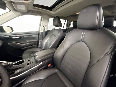 Used 2025 Toyota Highlander XLE AWD/4WD image 3