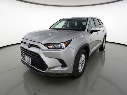Used 2025 Toyota Grand Highlander FWD image 3