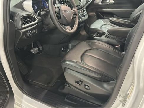 Used 2024 Chrysler Pacifica Limited FWD image 7
