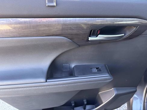 Used 2023 Toyota Highlander Platinum image 22