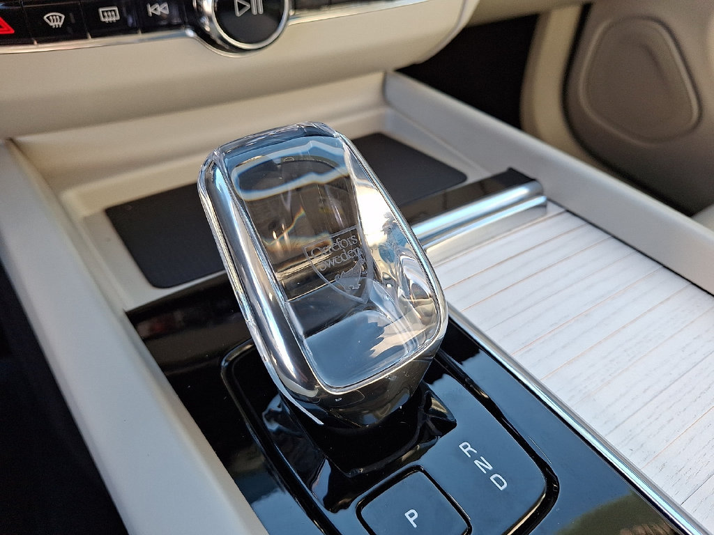 Certified 2026 Volvo XC60 B5 Ultra AWD/4WD image 18