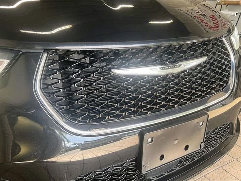 Used 2023 Chrysler Pacifica Touring-L FWD image 28