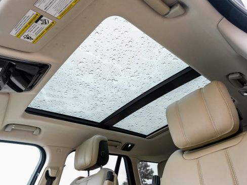 Used 2019 Land Rover Range Rover image 3