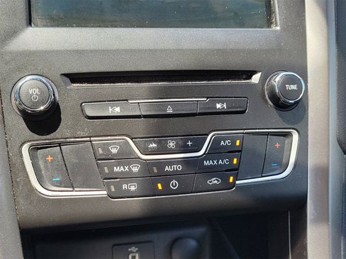 Used 2018 Ford Fusion SE w/ Fusion SE Technology Package image 20