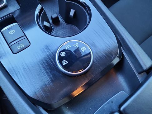 Used 2024 Nissan Rogue S image 34