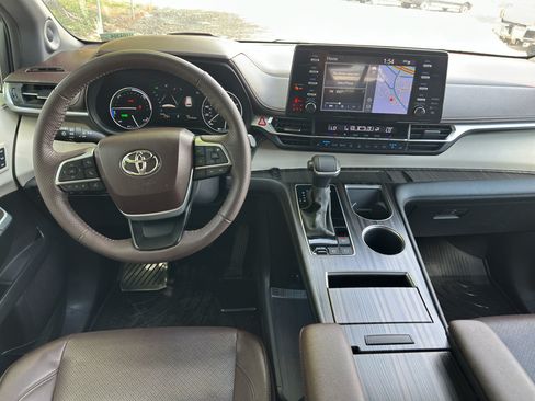 Used 2023 Toyota Sienna Platinum AWD/4WD image 23
