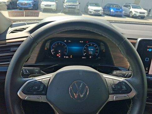 Used 2024 Volkswagen Atlas SE w/ Panoramic Sunroof Package AWD/4WD image 18
