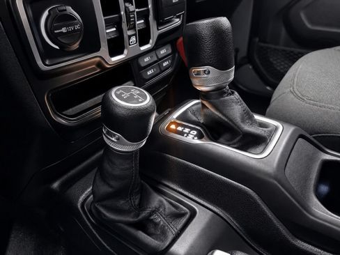 Used 2023 Jeep Wrangler Unlimited AWD/4WD image 25