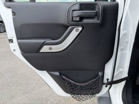 Used 2015 Jeep Wrangler Unlimited Sahara w/ Connectivity Group AWD/4WD image 17