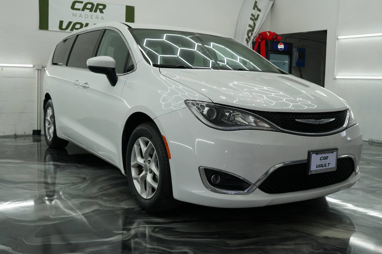 Used 2017 Chrysler Pacifica Touring Plus w/ Tire & Wheel Group FWD image 6