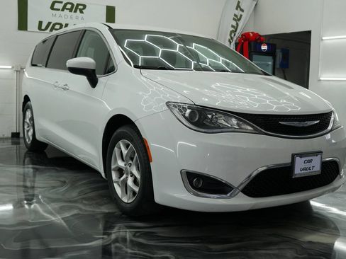 Used 2017 Chrysler Pacifica Touring Plus w/ Tire & Wheel Group FWD image 6