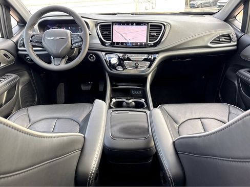 Certified 2023 Chrysler Pacifica Limited w/ S Appearance Package image 14