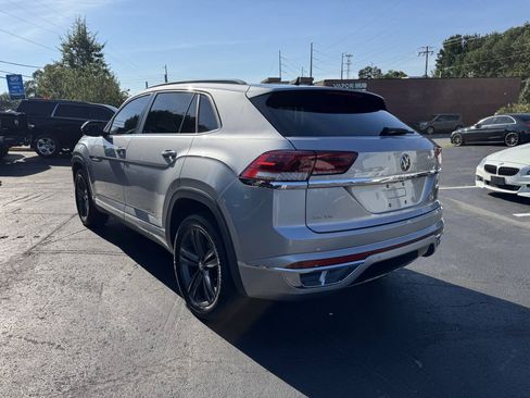 Used 2021 Volkswagen Atlas Cross Sport SE w/ Panoramic Sunroof Package FWD image 3