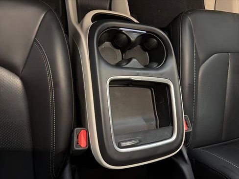 Used 2024 Chrysler Pacifica Select image 19