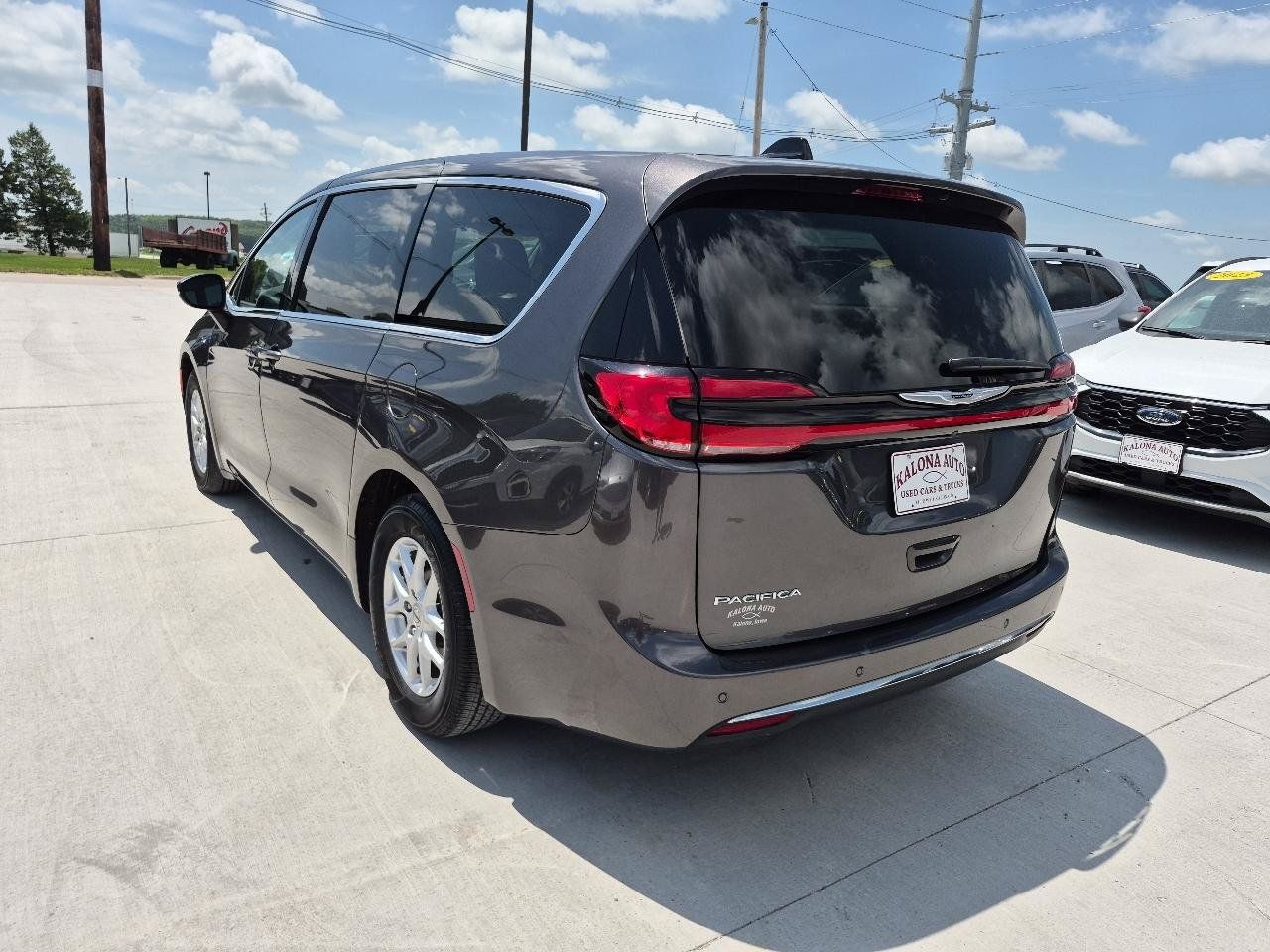 Used 2023 Chrysler Pacifica Touring-L FWD image 8