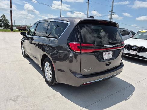 Used 2023 Chrysler Pacifica Touring-L FWD image 8