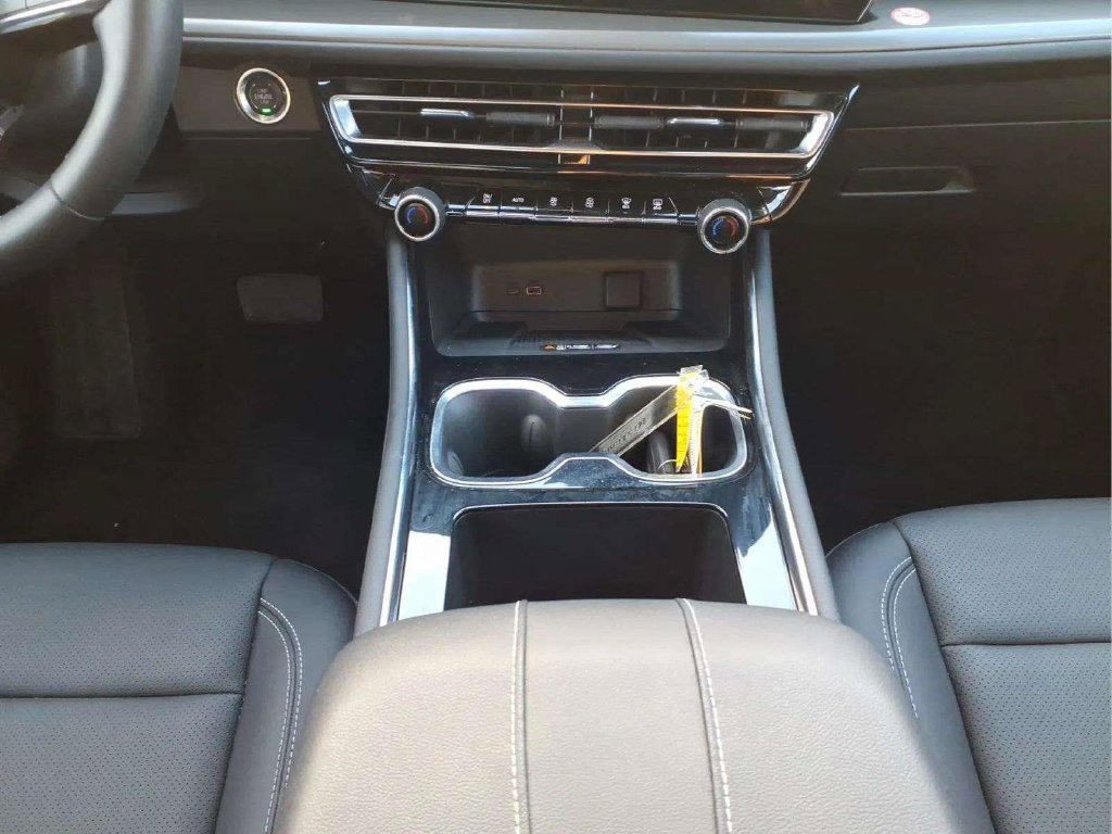 Used 2026 Chevrolet Traverse LT FWD image 10
