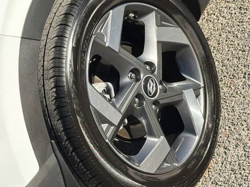 Used 2025 Hyundai Venue Limited FWD image 8