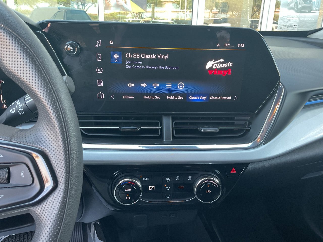 Used 2025 Chevrolet Trax LT FWD image 27