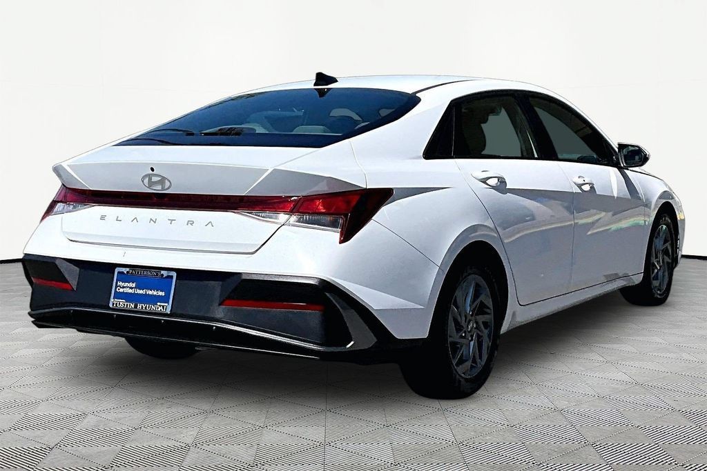 Certified 2024 Hyundai Elantra SEL FWD image 3