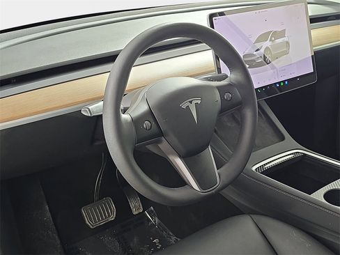 Used 2023 Tesla Model Y Long Range image 19
