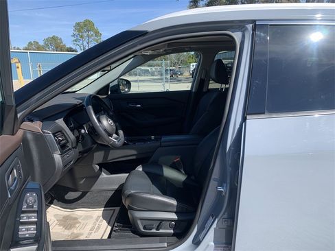 Used 2023 Nissan Rogue SL image 18