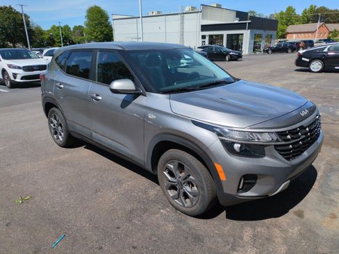 Used 2024 Kia Seltos LX AWD/4WD image 1