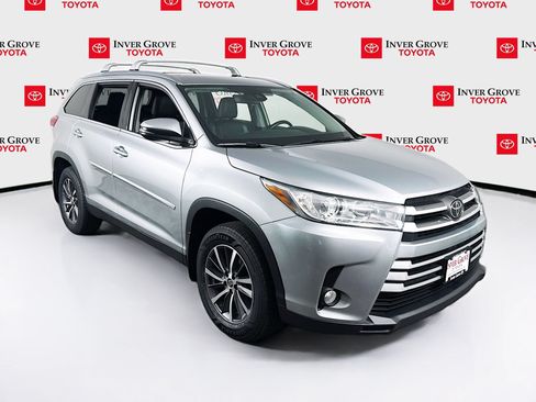 Used 2019 Toyota Highlander XLE AWD/4WD image 3