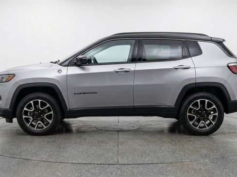 Used 2025 Jeep Compass Trailhawk AWD/4WD image 5